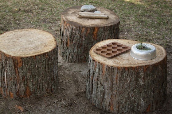 Les troncs d’arbres se transforment facilement en table ou en siège