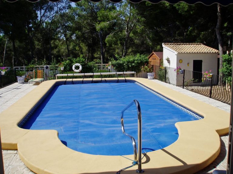 swimming-pool-232677_1920