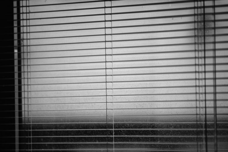 venetian_blinds_rainy_weather_dark_time_drops_window_graphics-836885.jpg!d