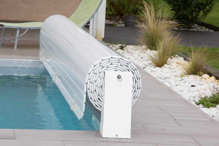 Rigid,Pool,Cover,On,Edge,Of,Swimming,Pool